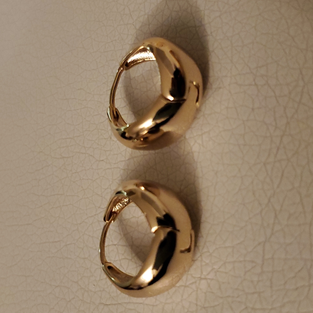 SOLD.       ROUND EARRINGS NEW. GOLD PLATED 14K